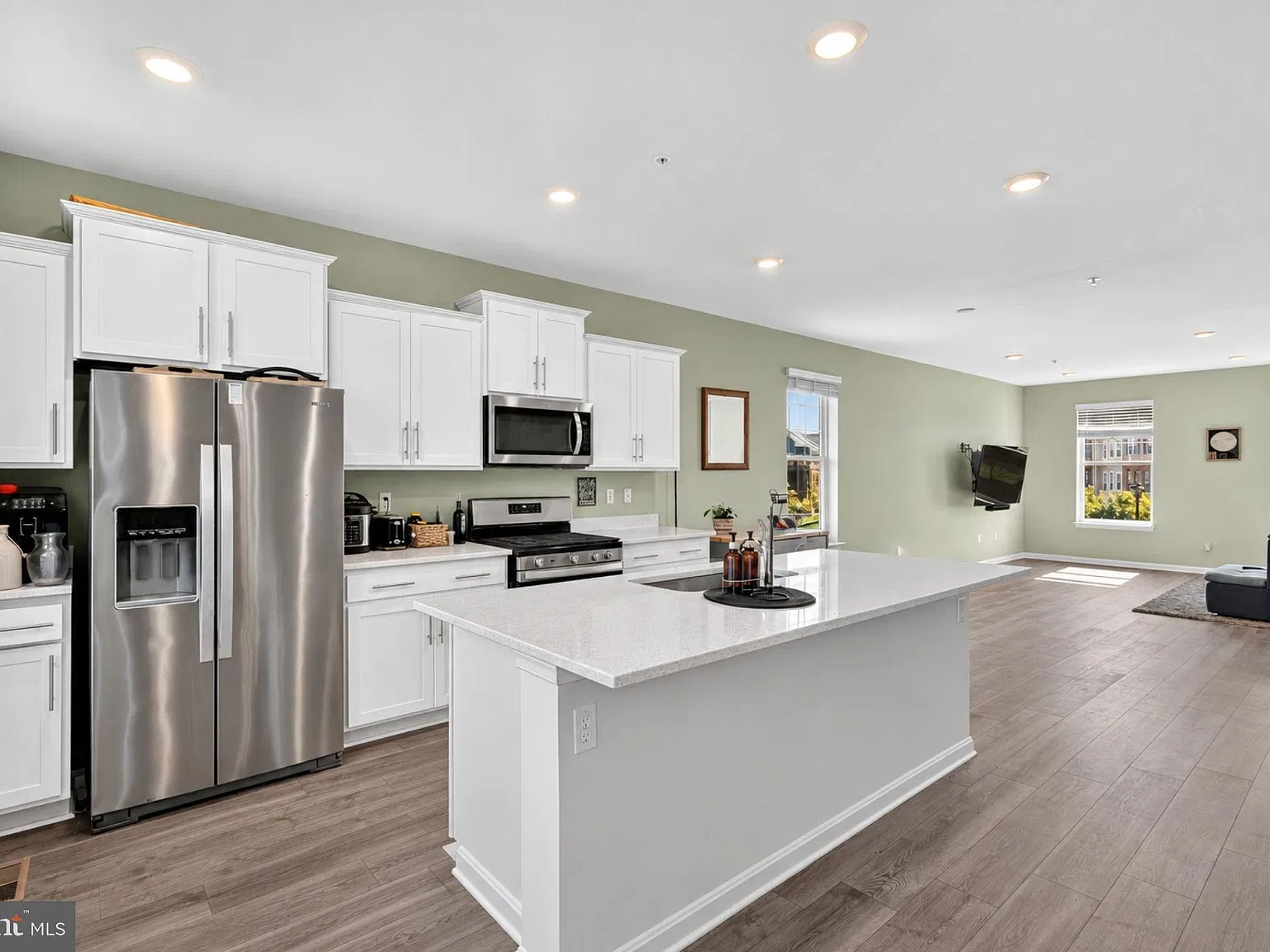 4 bed, 3.5 bath, 1920 sqft, $3,675 — Photo 4