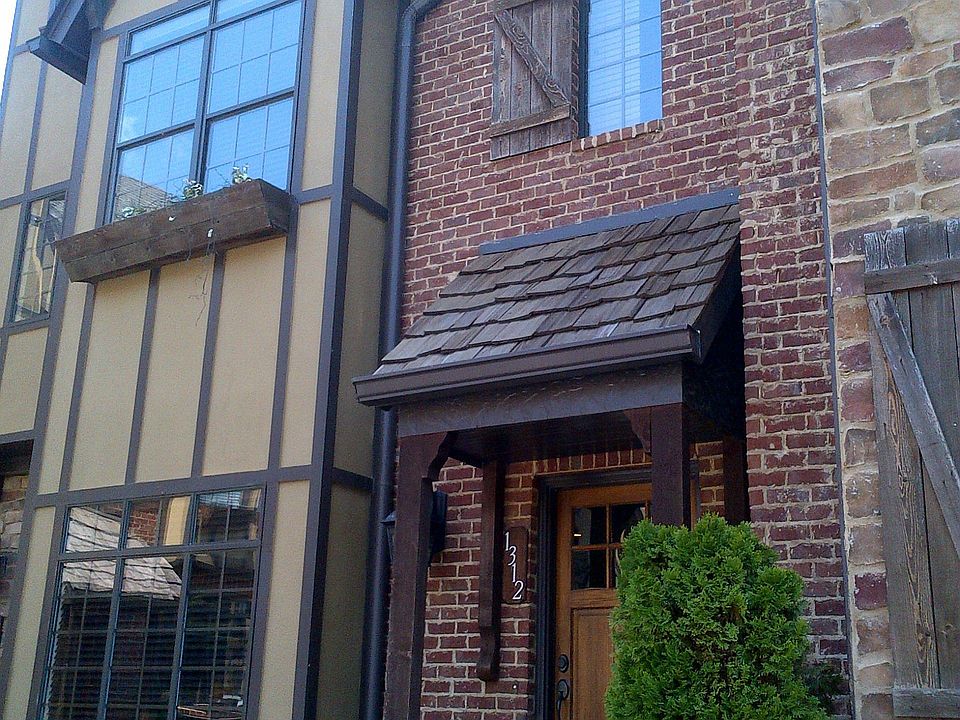 1312 Essex Manor