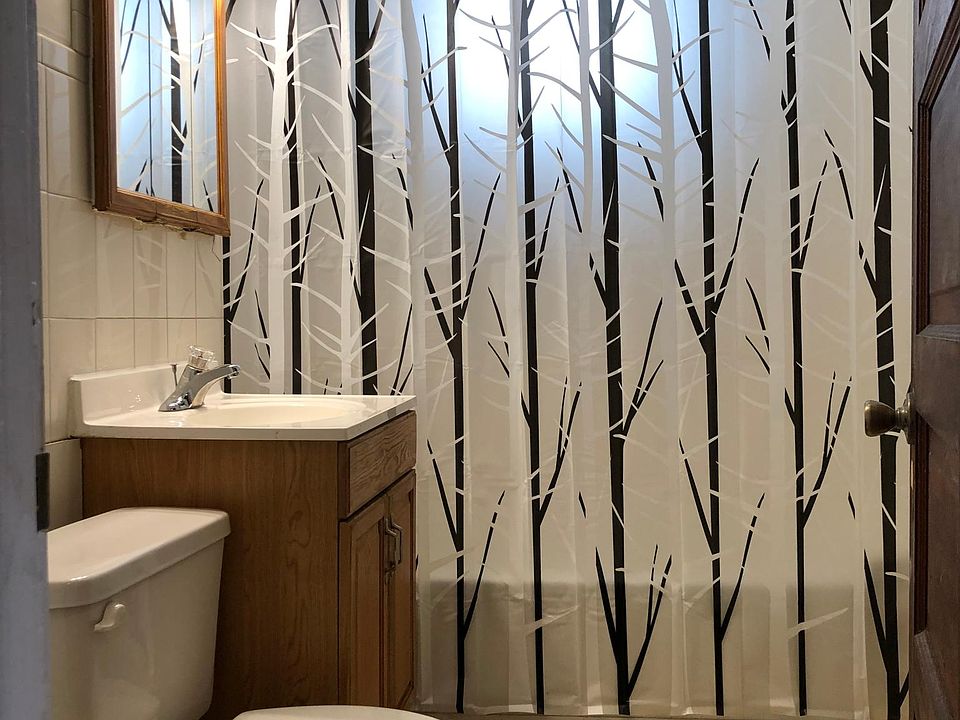 Apartment has one full bathroom.
