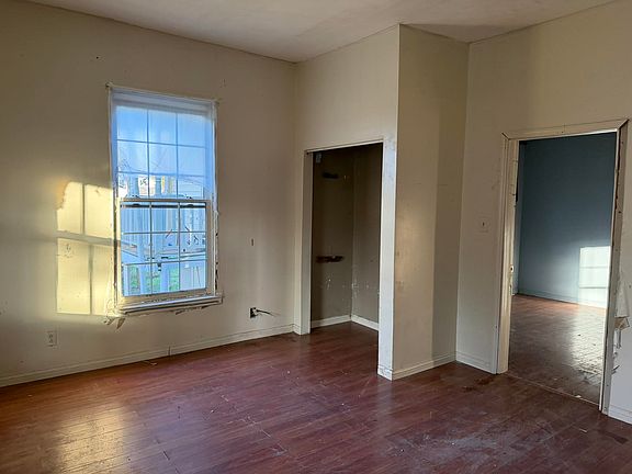 5th image of 614 Mill St