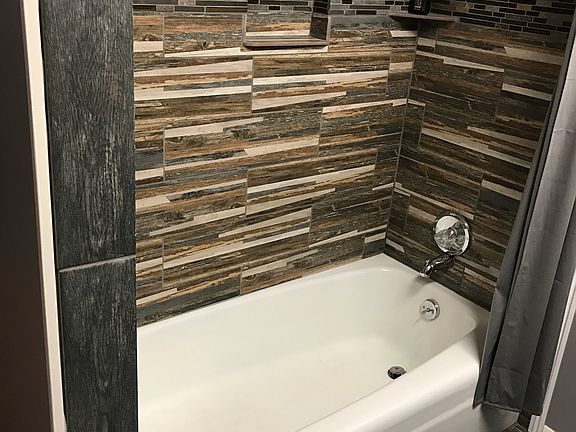 Middle full bathroom 