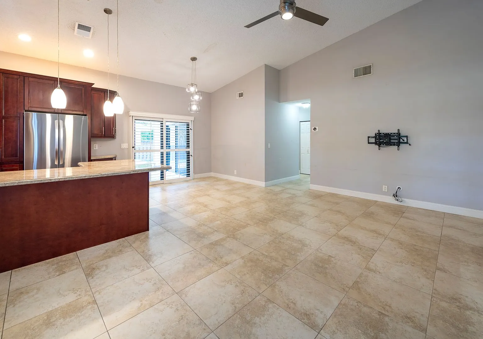 Renovated 2-Bedroom Duplex with Garage & Private Backyard in Plantation — Photo 4