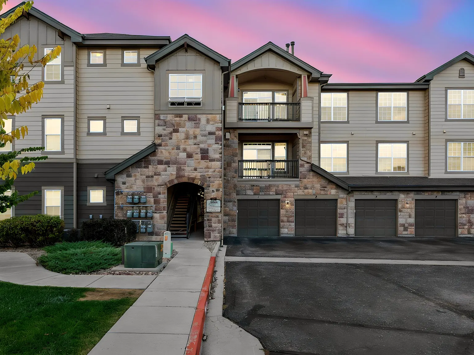 2 bed, 1210 sqft, $1,825 — Photo 1