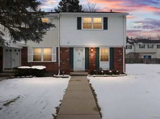 42194 Farragut Ct, Northville, MI 48167