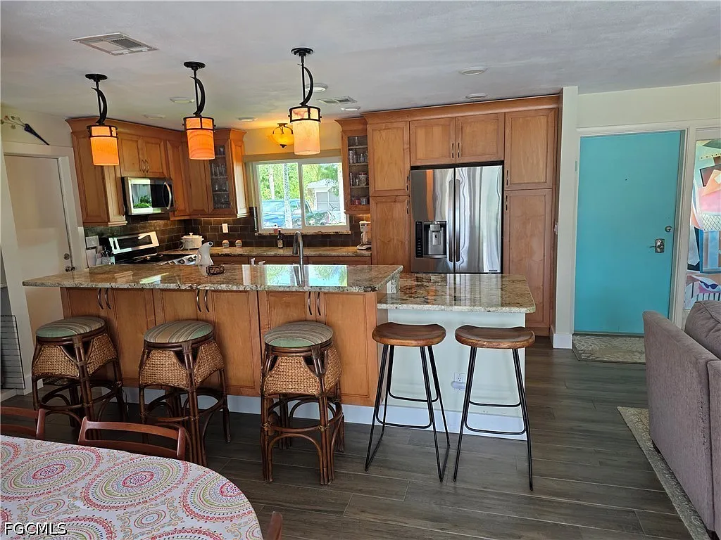 3 bed, 2.0 bath, 1370 sqft, $4,750 — Photo 3
