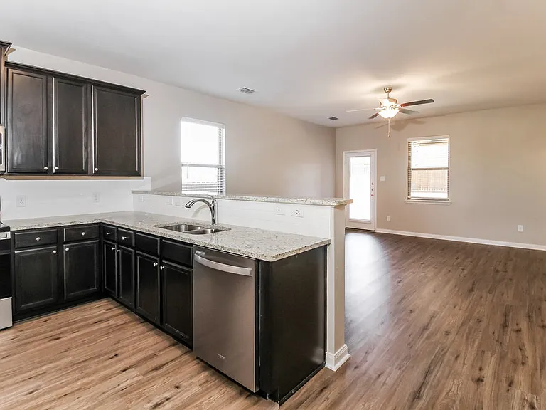 204 Aaron St — Photo 4