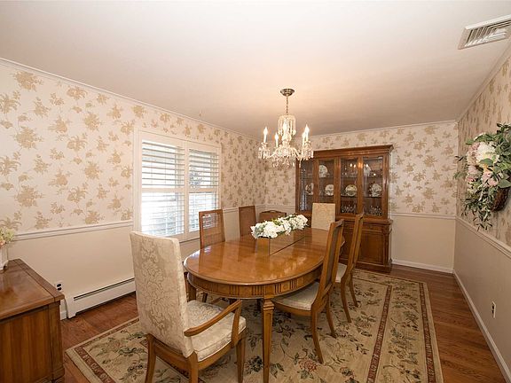 4th image of 4 White Horse Ct