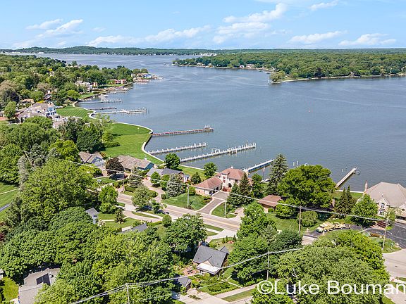 2nd image of 922 S Shore Dr