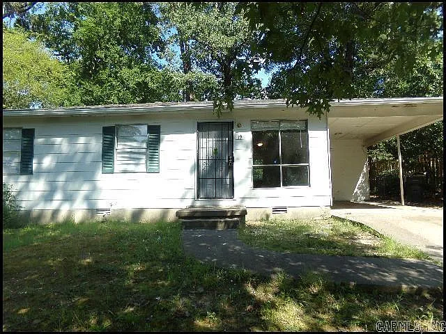 3 bed, 1.0 bath, 864 sqft, $945 — Photo 2