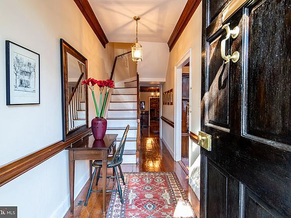 3rd image of 323 Queen St
