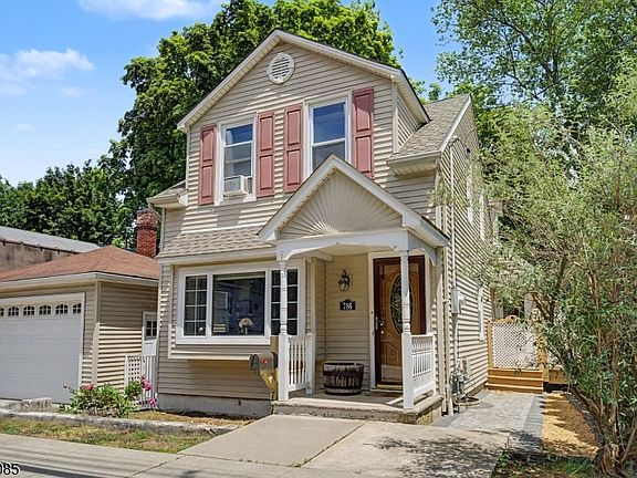 3rd image of 788 Belmont Ave