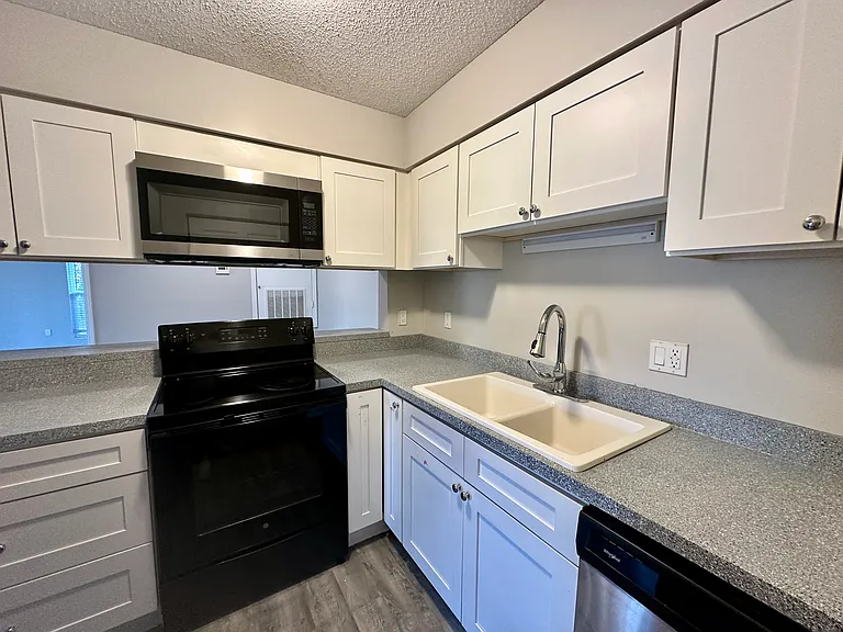 Courtyard West Apartments — Photo 16