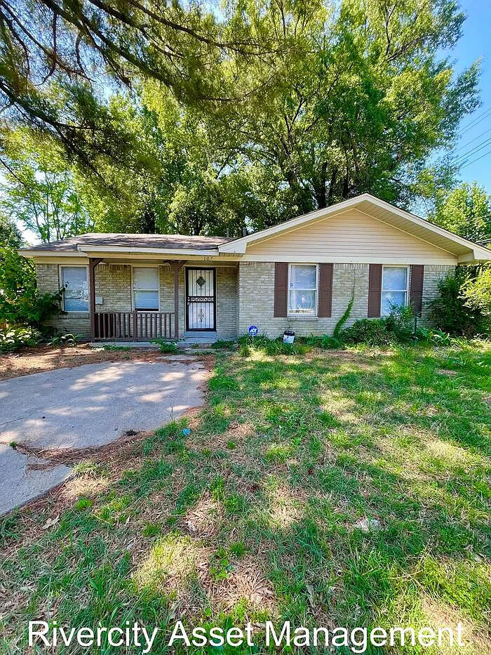 4 bed, 1.5 bath, 1199 sqft, $1,395 — Photo 1