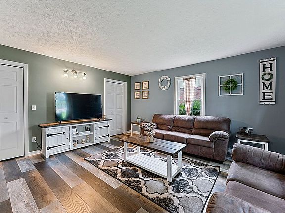 4th image of 1011 Greenview Dr