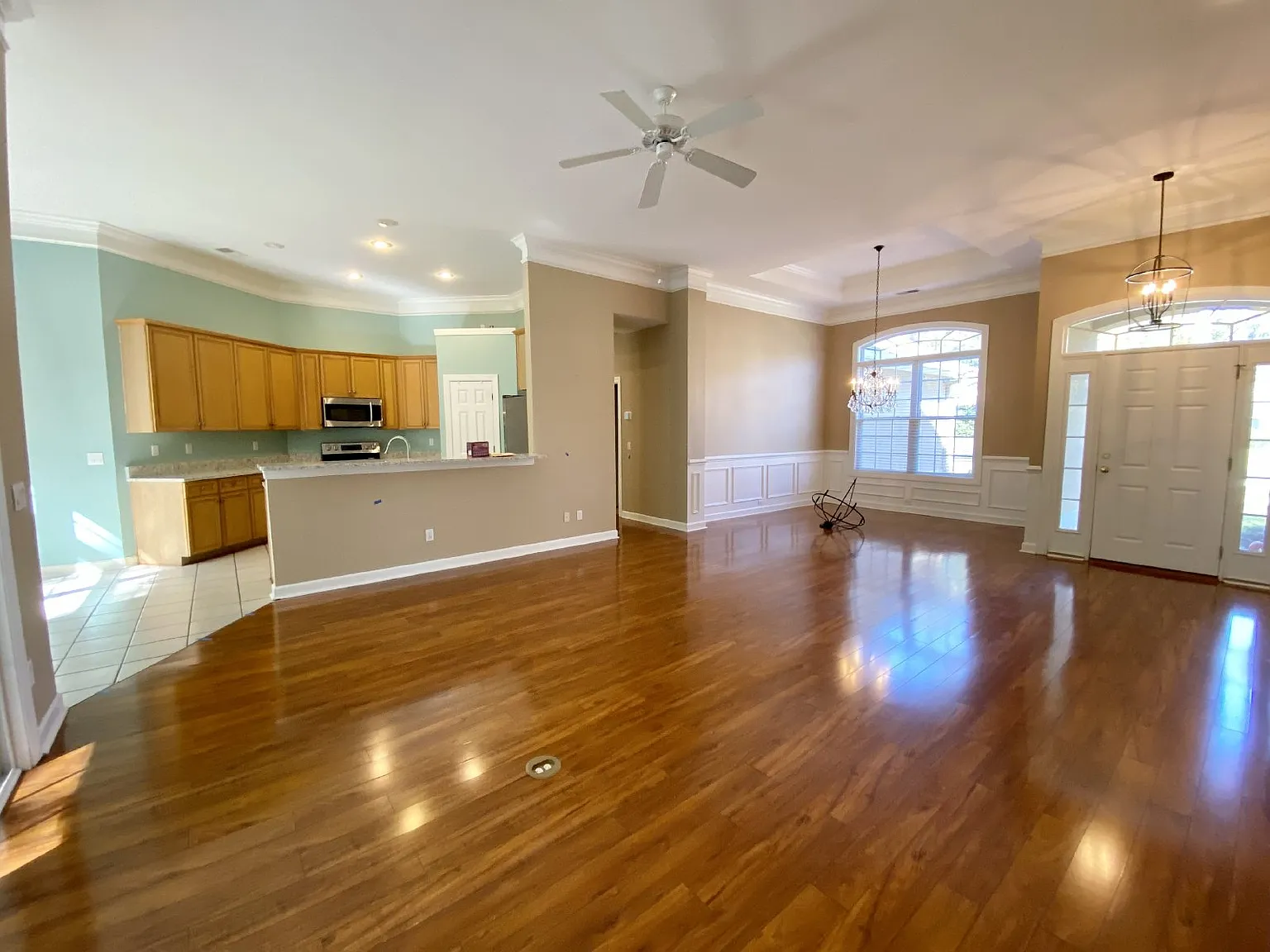 3 bed, 2.0 bath, 1900 sqft, $2,995 — Photo 2
