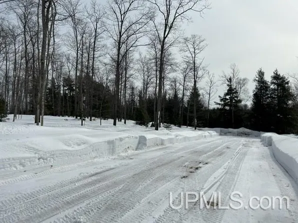 4 Bridgeview Dr, Negaunee, MI 49866