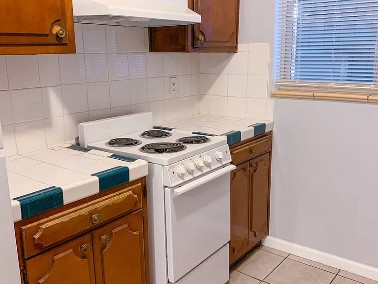 Large One-Bedroom Units Near Nob Hill — Photo 8