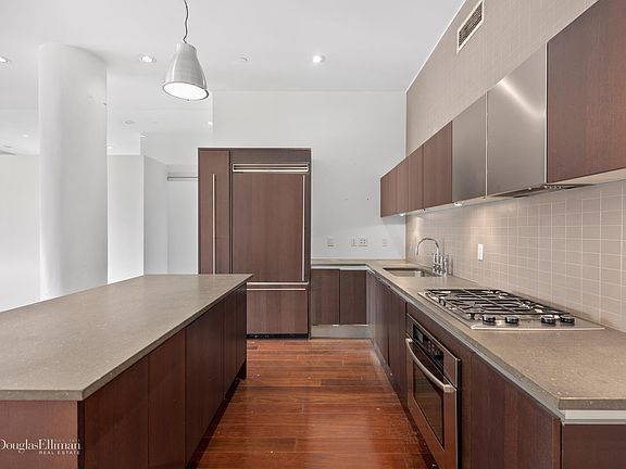 3rd image of 21 Astor Pl APT 8H