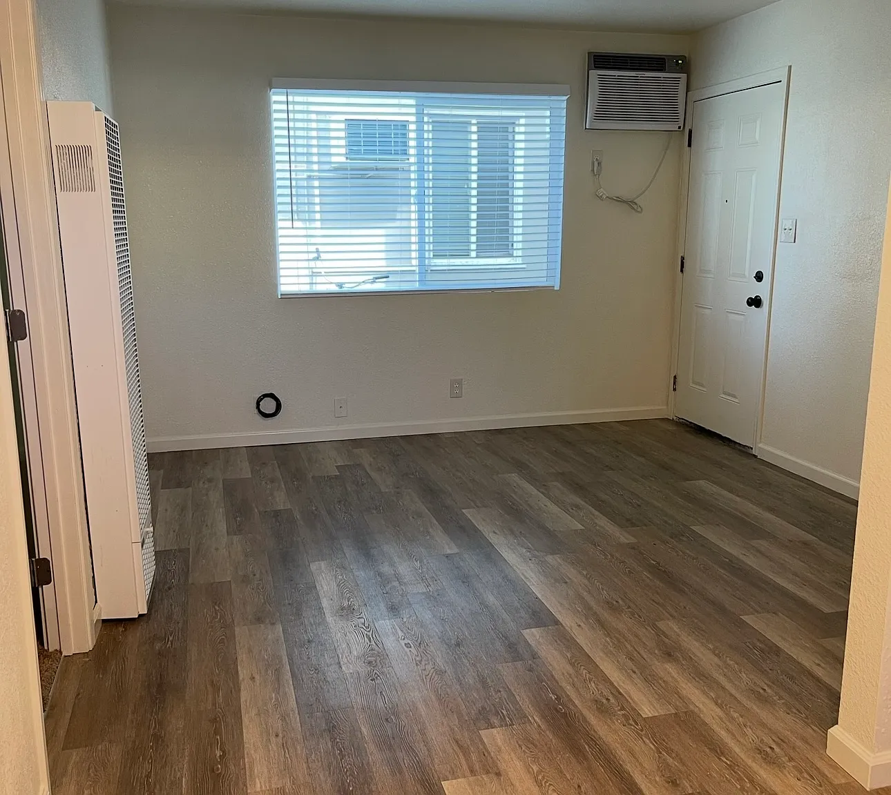 23 E Walnut St — Photo 4
