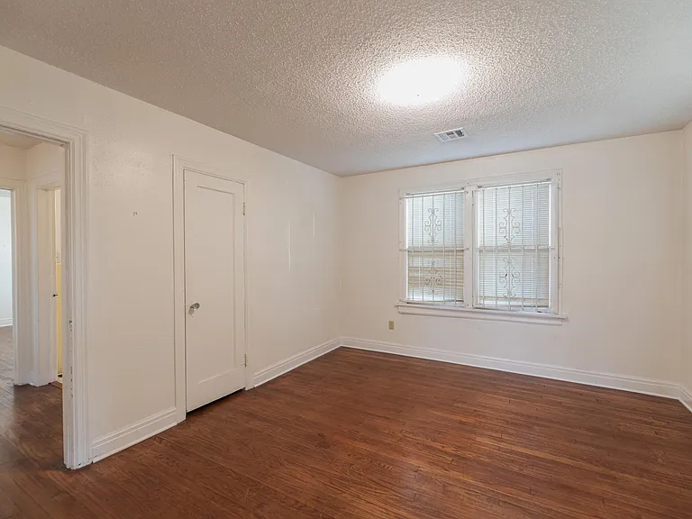 2442 N Jordan Ave — Photo 10