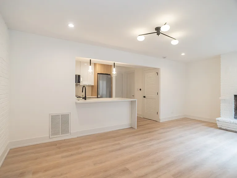 633 S Laflin St #203 — Photo 4