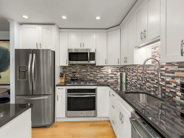 7 East 35th Street 2E image 3 of 9