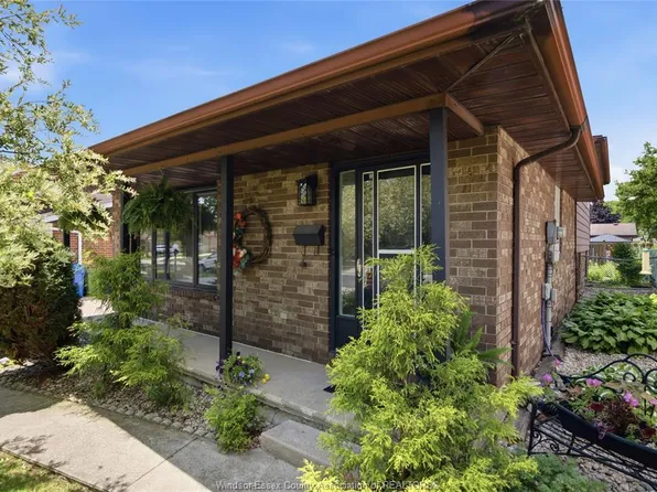 1705 Southdale Dr, Windsor, ON N8W 4W8