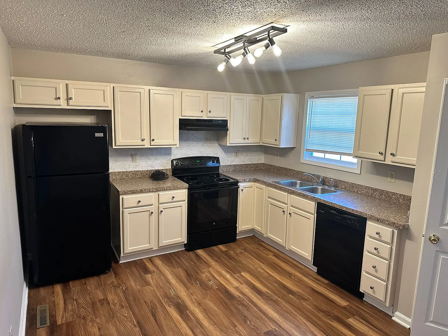 Spacious Two Bedroom Townhome In Kannapolis — Photo 3
