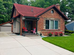 2018 Manchester Blvd, Grosse Pointe Woods, MI 48236