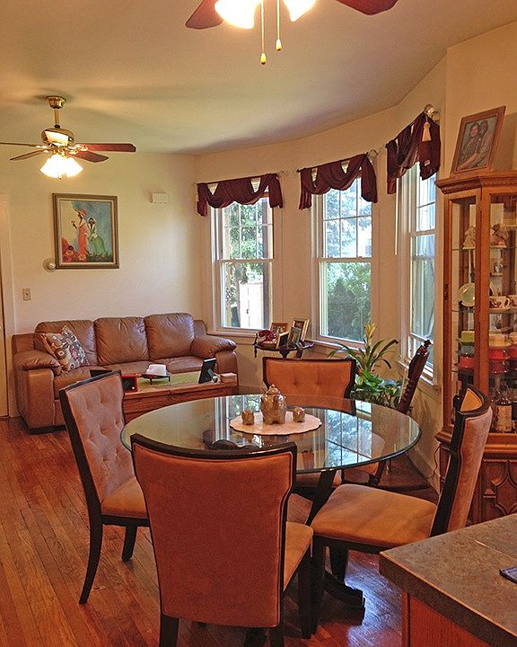 livingroom/kitchen combination very bright