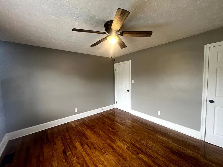 124 Eastwood Ave — Photo 8