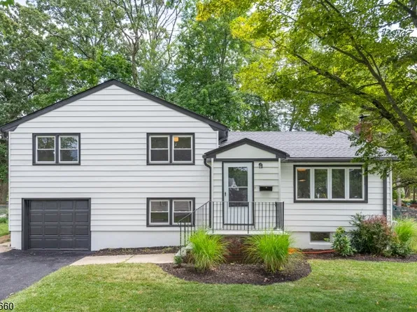 28 Oak Dr, Roseland Boro, NJ 07068