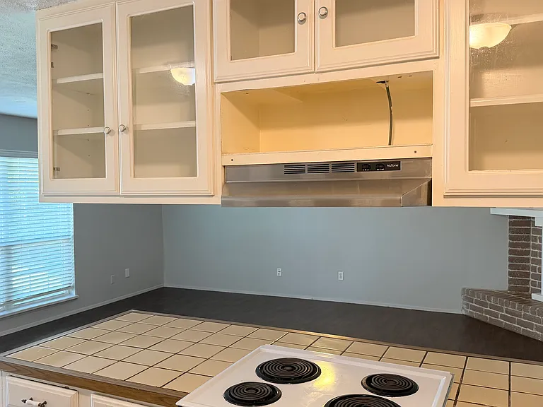 1024 Hawthorne Dr — Photo 8