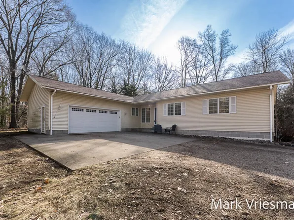 16600 Hemlock Dr, Spring Lake, MI 49456