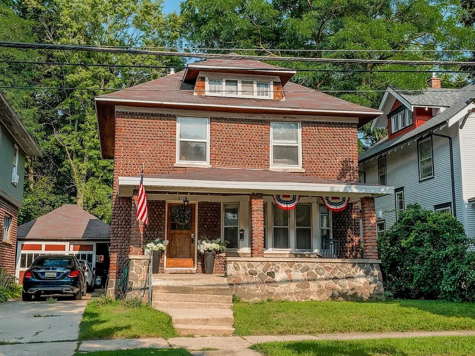 218 Diamond Ave SE