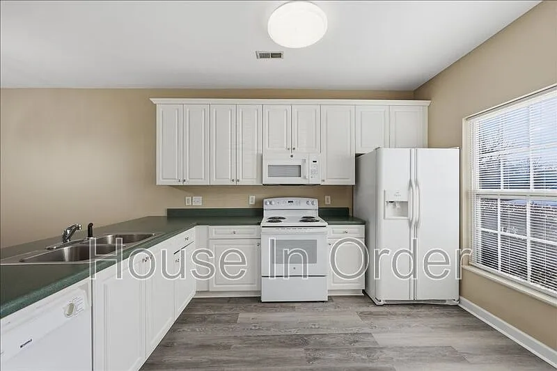 3 bed, 2.5 bath, 1336 sqft, $1,850 — Photo 3
