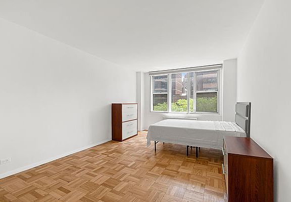 5th image of 250 E 65th St APT 4F