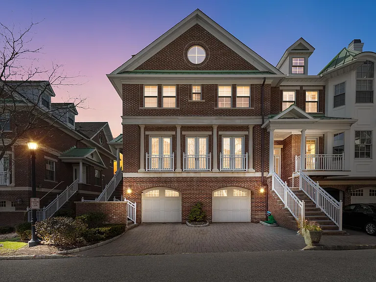 605 Heights Ln — Photo 1