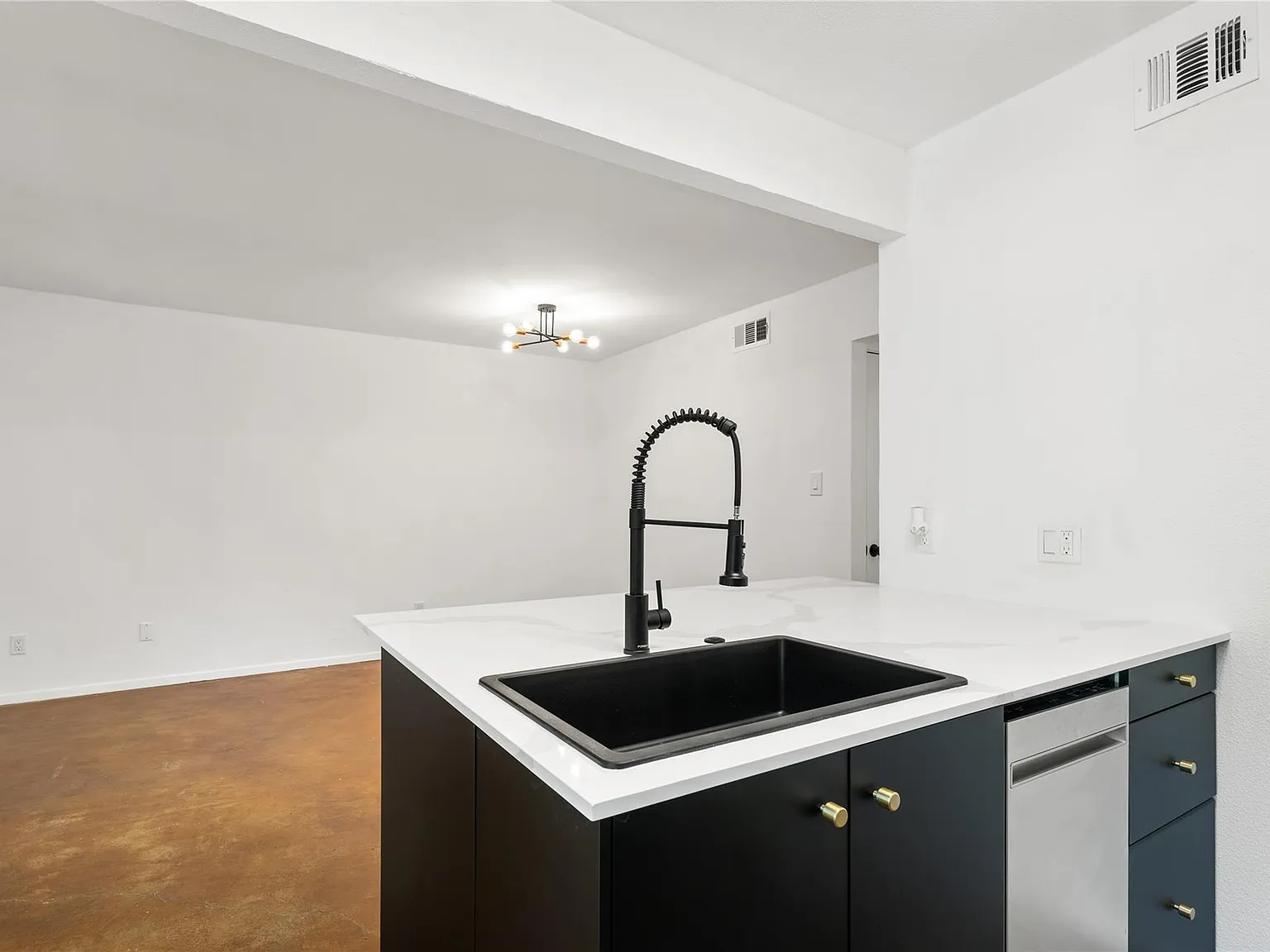 2 bed, 1.0 bath, 758 sqft, $1,975 — Photo 3