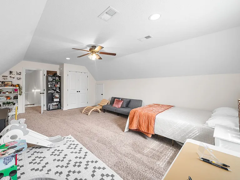 404 Sedgwick Ln — Photo 23