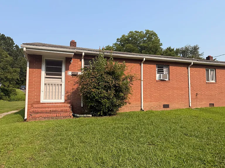 812 Douglas Dr — Photo 1