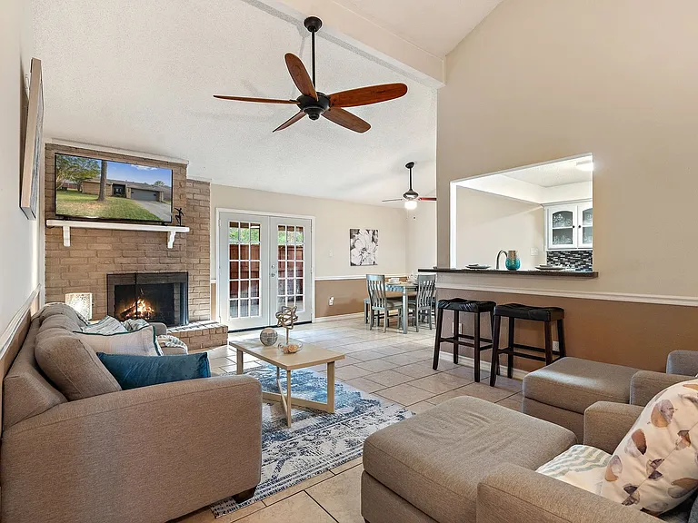 2403 N Carrier Pkwy — Photo 3