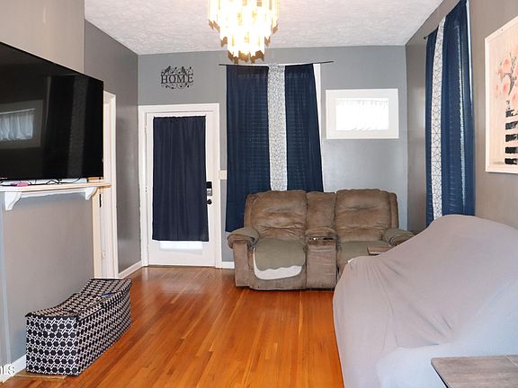4th image of 127 Brown St