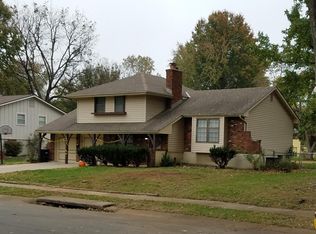 109 SW Sunset Dr, Lees Summit, MO 64081