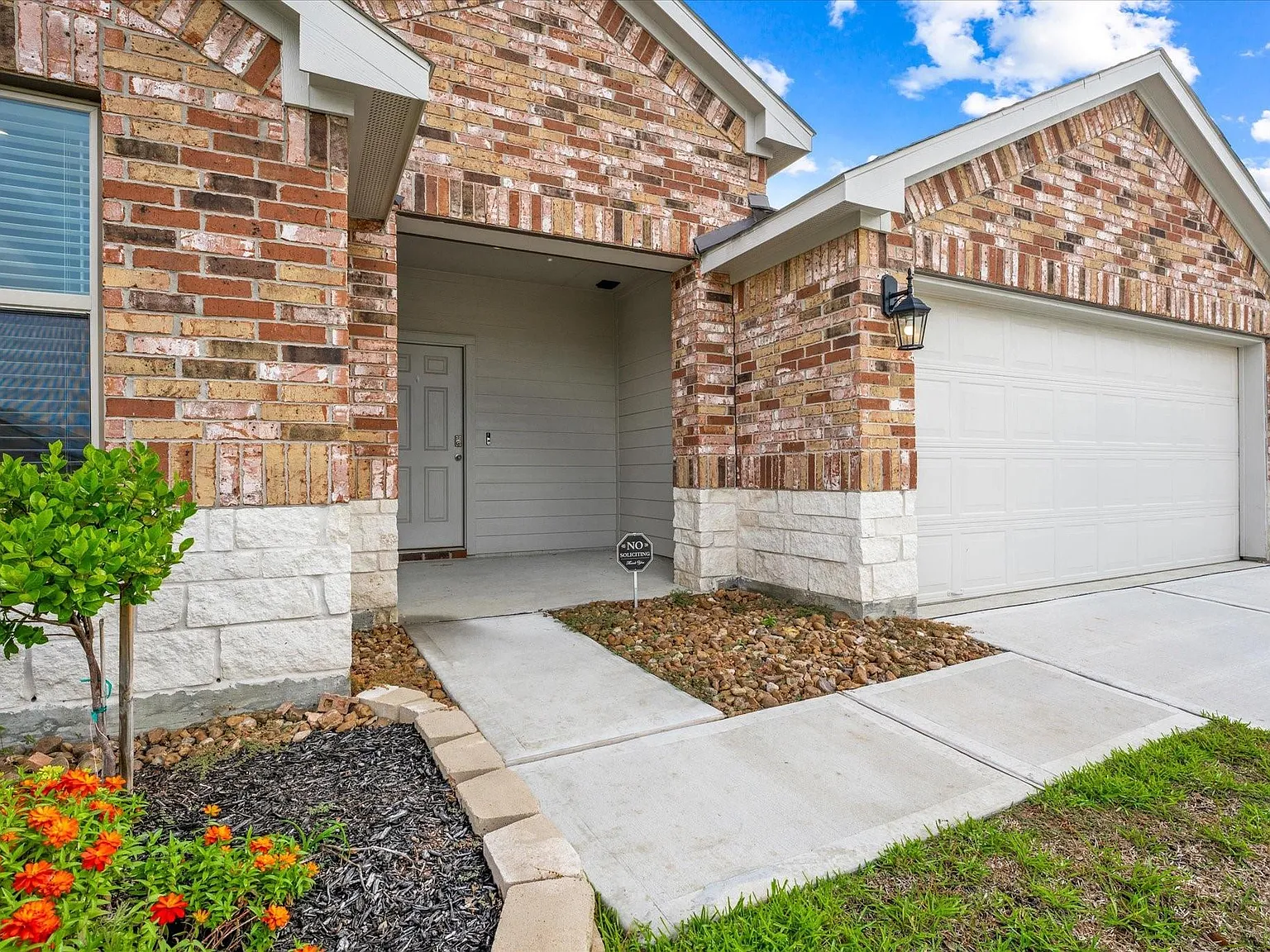 3 bed, 2.0 bath, 1559 sqft, $2,000 — Photo 2