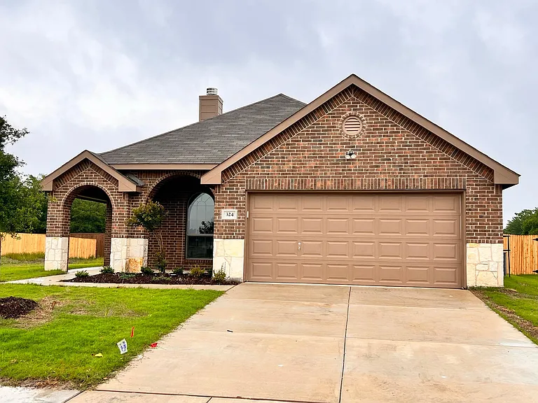 324 Greenhaven Dr — Photo 1