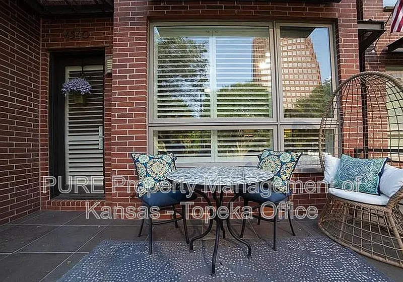 2 bed, 1.5 bath, 1304 sqft, $2,450 — Photo 2