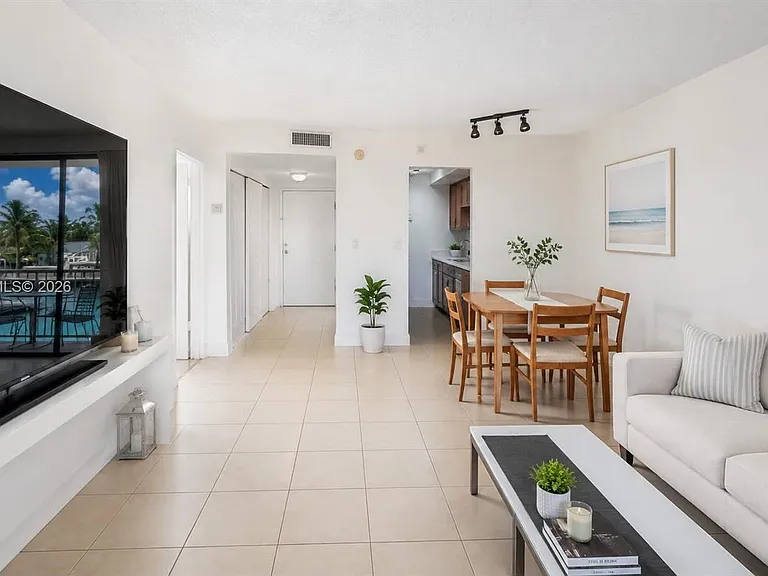 2350 NE 135th St #206 — Photo 5