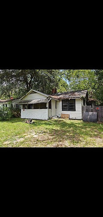 1st image of 915 Mackinaw St