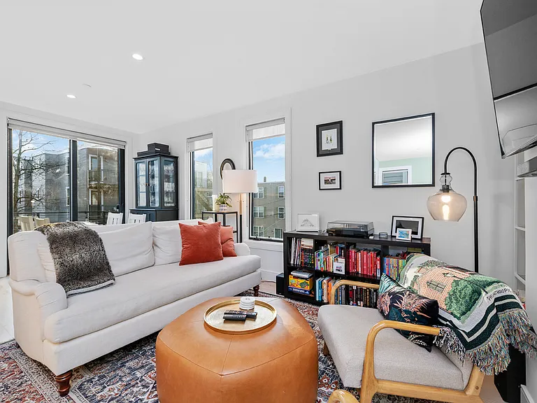 347 Maverick St #7 — Photo 3